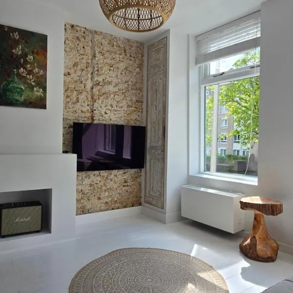Centrally located, fully furnished luxury apartment, hotel in Gouda