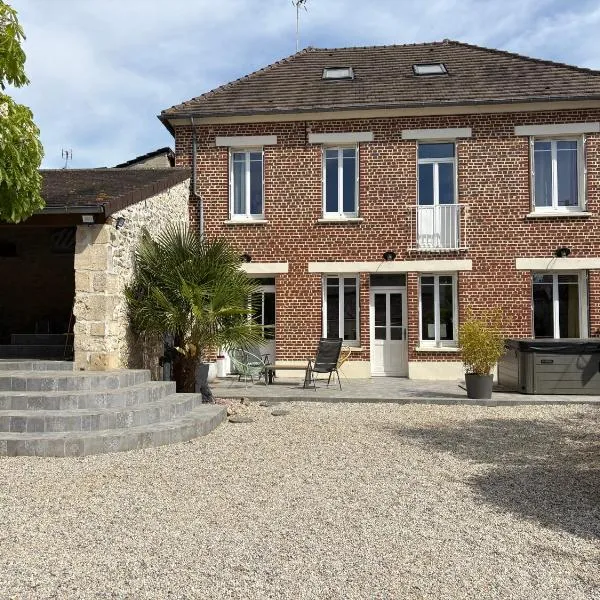 Family home with spa near Chantilly Paris, hotel v destinaci Angy