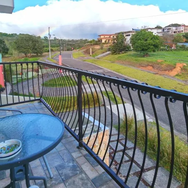 Private rooms in a house by San Jose airport and on the way to Poas volcano, hotel v destinaci Alajuela