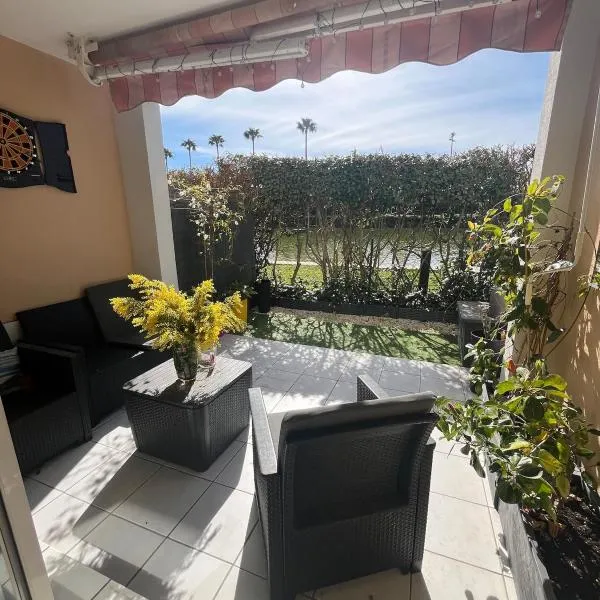 2P jardin Sud vue Lac avec piscine tennis parking privé, hotel a Le Cannet