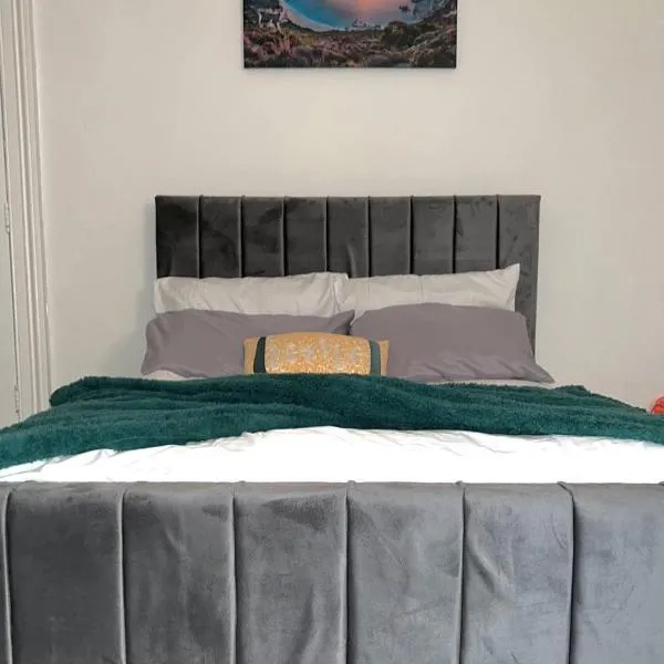 Rochdale Hideaway - Huge 5 Bedroom House, hotel in Rochdale