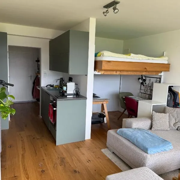 Kuscheln im Hochbett mit Seeblick, hotel in Strobl