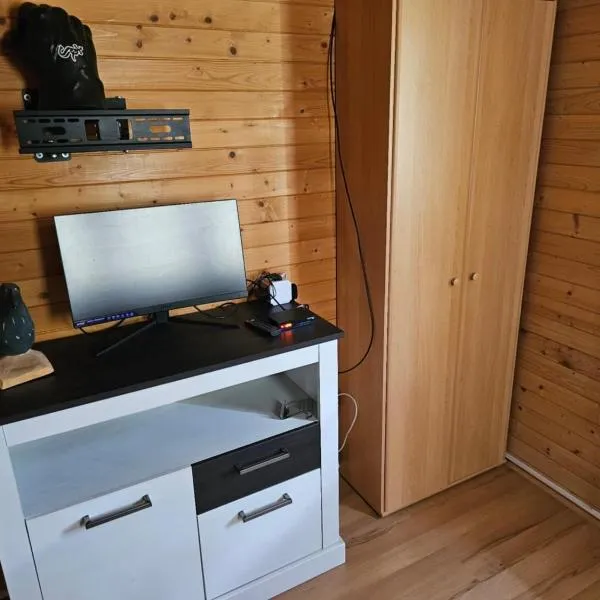 Domek letniskowy nad jeziorem, hótel í Lubotyń