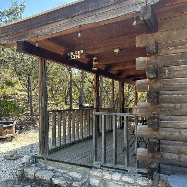 HoneyComb Hideouts Fir Deer Life cabin, hotel in Concan