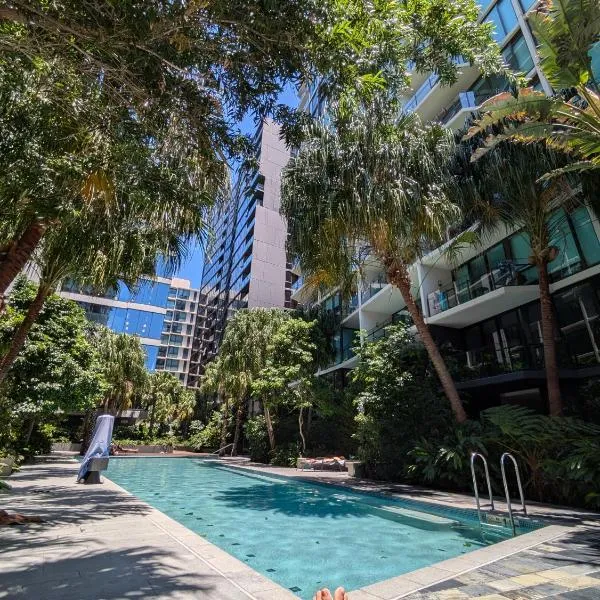 Bedroom with Separate Private Bathroom in Shared Space!, hotel v destinaci Brisbane