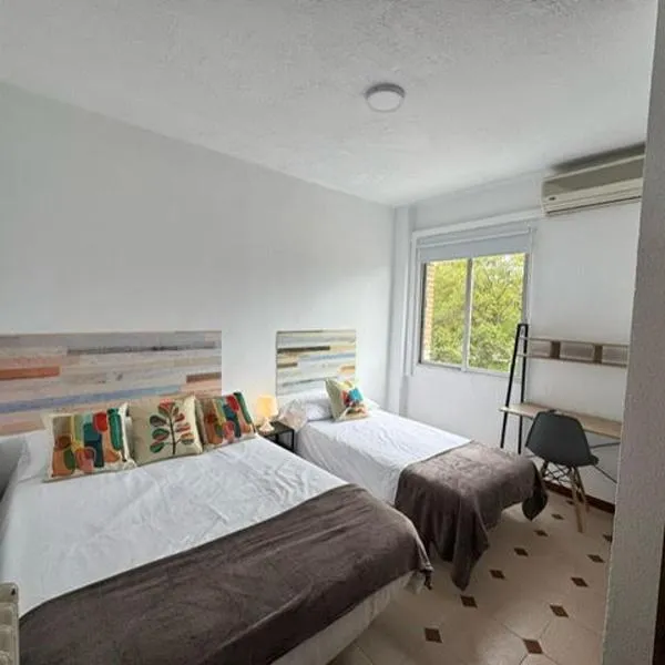 Hostal El Torero, hotel in Alcalá de Henares