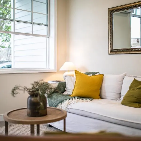 3 Bed Family Retreat Classic Charm With Park Views, hotel in Christchurch