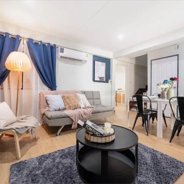 GM7 - Private House Downtown 2mins walk to metro, hotel in Bangkok