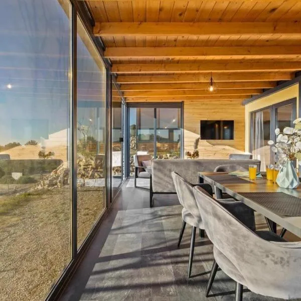 KastHouse Yellow by Vellaris, Luxury Mobile Home, hotel di Mali Lošinj