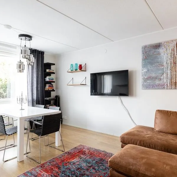 Lovely two bedroom apartment close to metro, hotel di Helsinki
