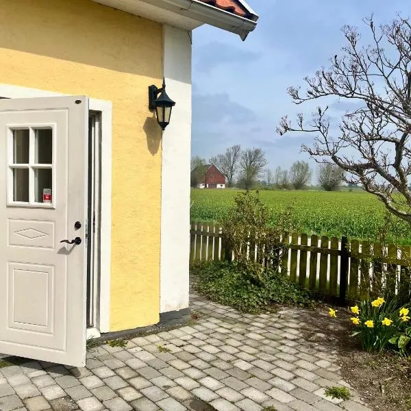 Lantlig lägenhet nära stranden, hotel v destinaci Lilla Beddinge