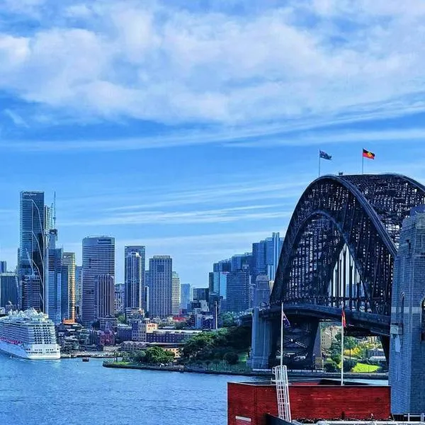 Sydney Harbour and CBD View Penthouse with Free Parking, hotel in Sydney