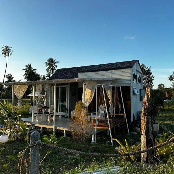 Beachfront Tiny House, Koh Samui, Thailand with FREE Rowboat, hotel a Nathon Bay