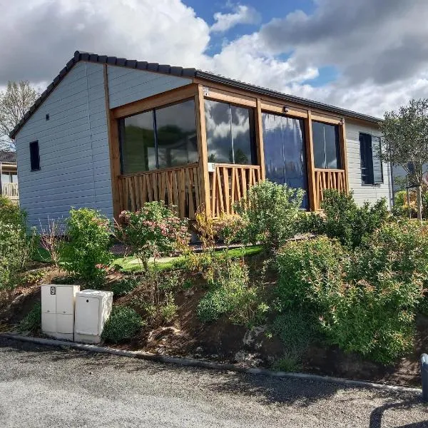 Chalet enchanteur à Arzal avec vue sur lac et piscine partagée, hotel ad Arzal