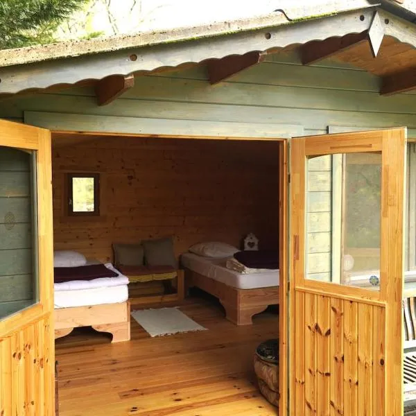 Jolie cabane avec vue magique sur la montagne, hotel em Bugarach