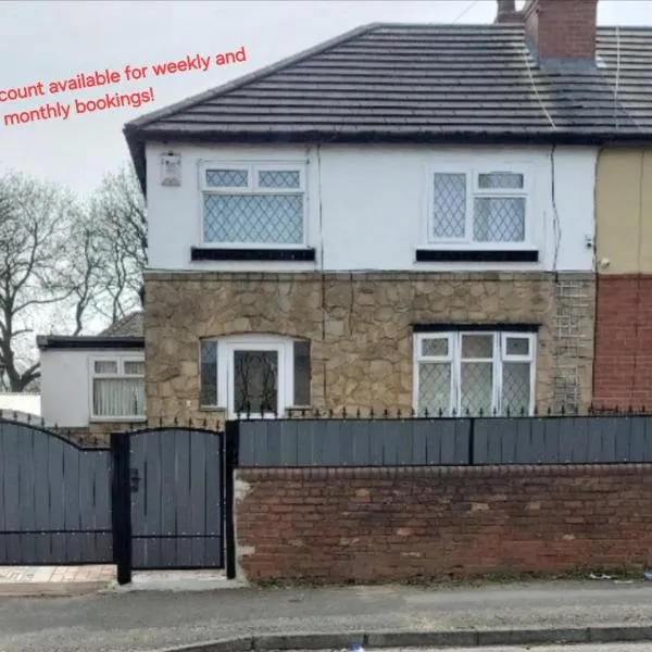 Modern 3 bedroom house, 3 Bathroom, secure parking, Wi-Fi & Garden, hotel in Leeds