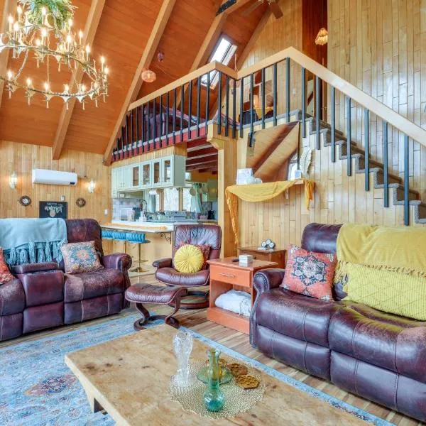 Deck, Mountain Views: Colorful Retreat in Vernon!, hotell i Vernon