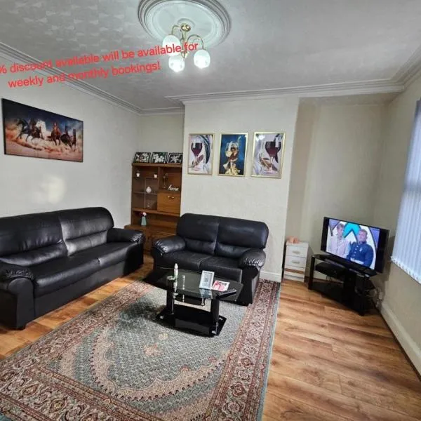 Spacious two bedroom house, parking and WiFi, hotel in Leeds