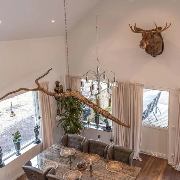 Charming house in nature reserve, hotel in Målaskog