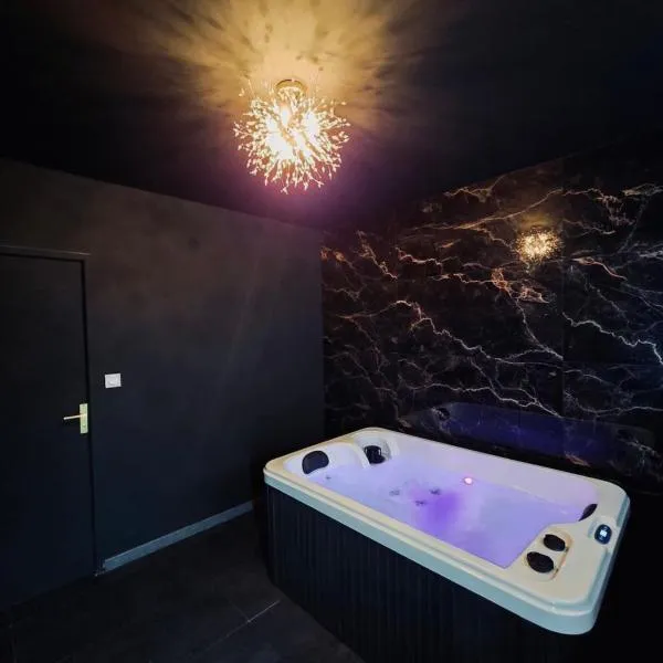 Suite with private Jacuzzi, ξενοδοχείο σε Port-Saint-Louis-du-Rhône