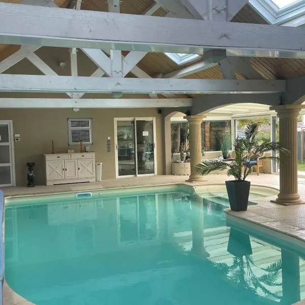 Osiris Espace Piscine couverte et Chauffée, hotel in Mesves-sur-Loire