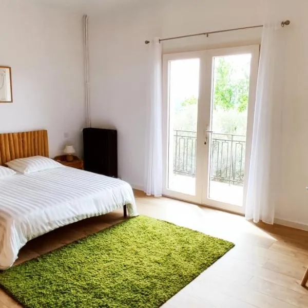 Appartement spacieux dans Villa Prasada près du lac et du village, avec belle vue, hotel v destinaci Montauroux
