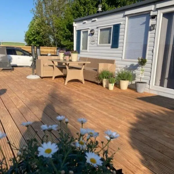 Chalet met 2 slaapkamers op gezellige camping met zwembad nabij Ijsselmeer, hotel in Warns