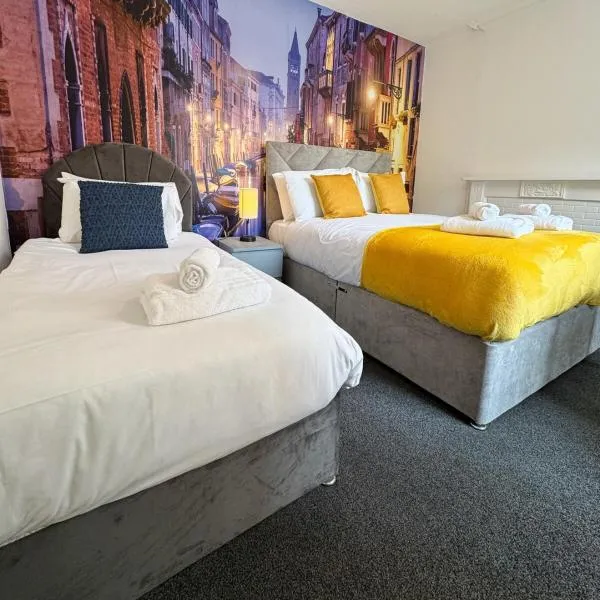 6 BR 4 Bath Central Worcester Sleeps 12, hotel in Worcester