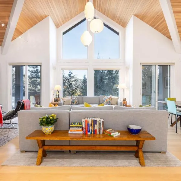 Premium 4-Bedroom Chalet, hotel in Whistler