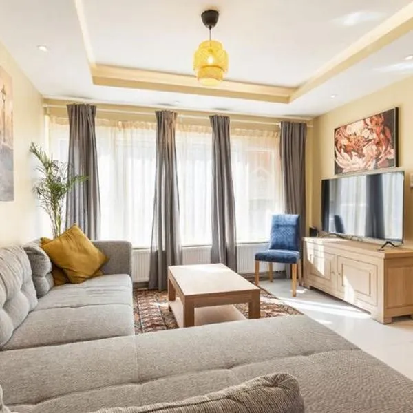 Cosy house with 3 rooms and garden near beach, hotel v Ostende