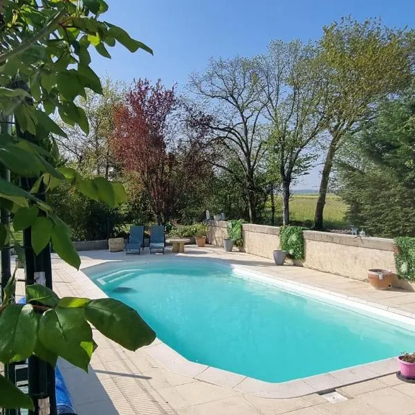Gites de charme avec piscine - proche Amboise et Châteaux de la Loire, hotel i Mosnes