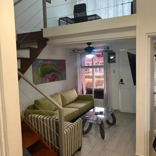 Enchanting 3 BR 2 Bath Condo in the Heart of Jaco, hotel u gradu 'Jacó'