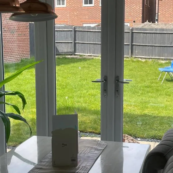 Luxury Home -Private Rooms- 3 mins from Alexandra Hospital, Redditch, Hotel in Studley