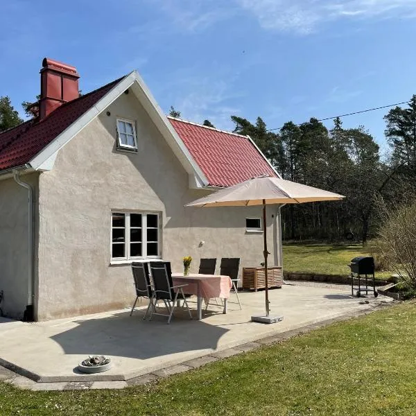 Avskilt nyrenoverat hus på stor naturtomt med närheten till både Visby och havet, hotel in Visby