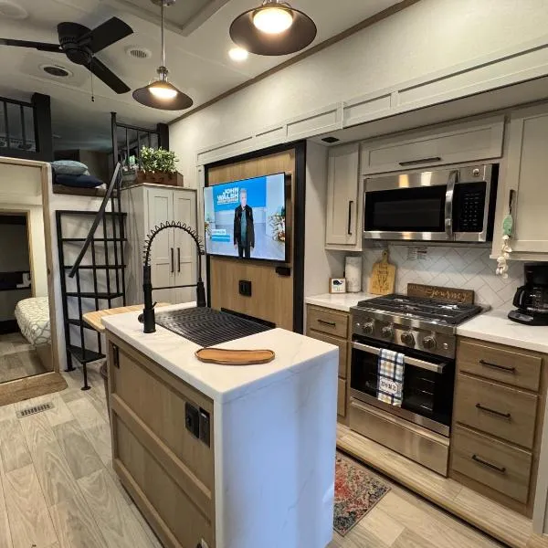 Spacious Four room glamping Rv with Tiki bar including golf cart, מלון בRiver Ranch