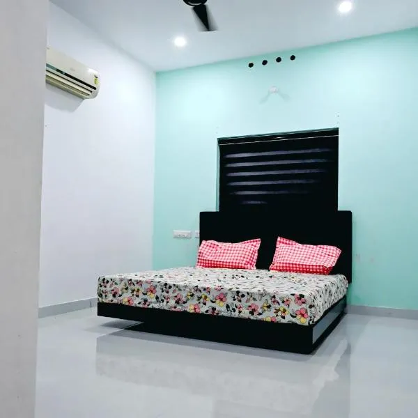 Elamkulam Penthouse - 3bhk AC with Kitchen - Kochi, hótel í Chottanikara