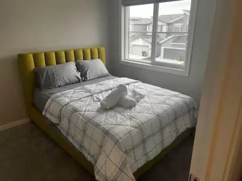 Brand New Bedroom in Keswick A, hotel v destinaci Edmonton
