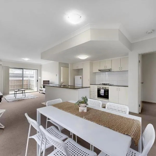 Simple & Sweet Mango Hill Home - Big Patio, hotel in North Lakes