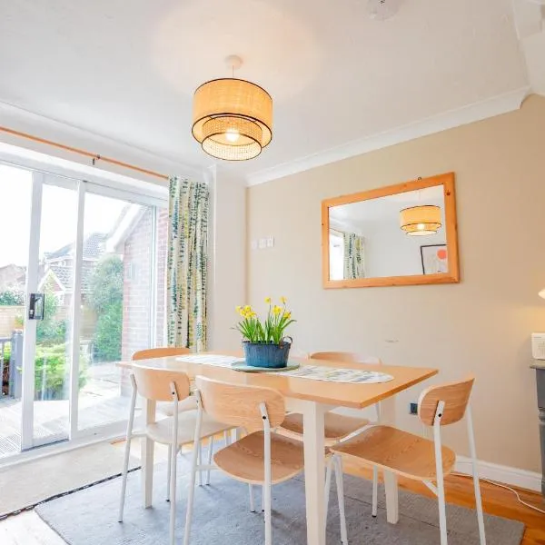 Stylish 3-Bed, Garden & Secure Parking - M5 5 mins, hotel v destinácii Hindlip