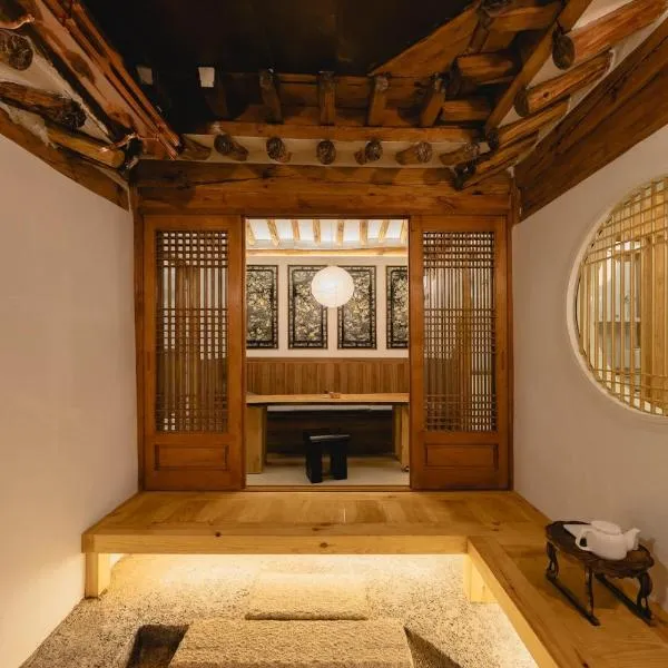 HWAYEONJAE, Private Hanok Luxury Live Tradition in Bukchon, hotel in Seoul