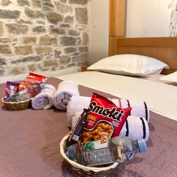 Authentique maison Dalmate en vieille pierre proche de Split, de la mer et de la montagne, hotel din Žrnovnica