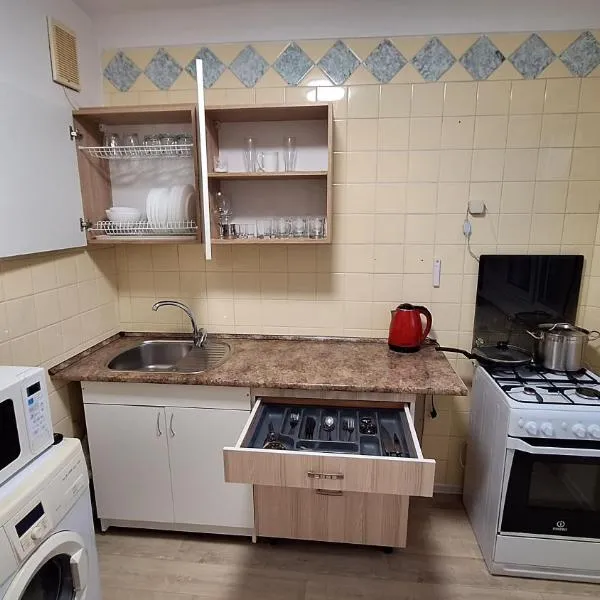 Трикімнатна квартира з 4 ліжками біля Перинатального центру, hotel v destinaci Poltava