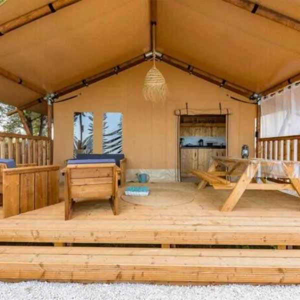 Camping - Piscine - ccbbaah, ξενοδοχείο σε Quinson