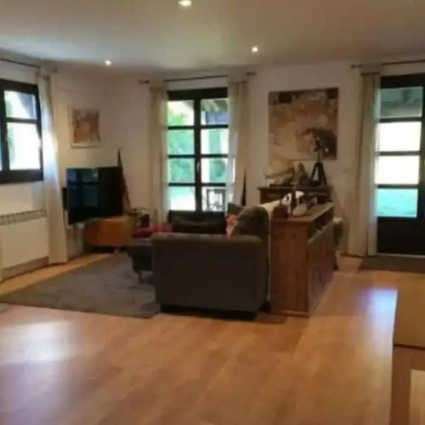 3 habitaciones hasta para 6 personas en chalet con jardín a 15 minutos de Vitoria y 25 de Bilbao, hotel in Izarra