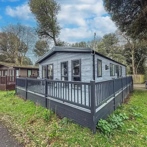 Stunning Lodge With Large Decking At Azure Seas In Suffolk Ref 32109Og, hotel v destinaci Lowestoft