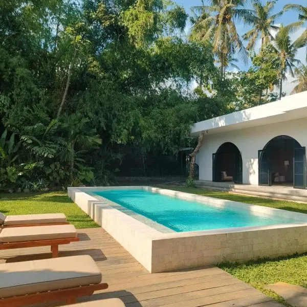 Villa Sungai 3BR in Havana Complex, Need more space for your group, Villa Cactus, just next door, offers 3 more bedrooms with a private pool, book both villas together for up to 12 guests in one peaceful setting, hotel in Lovina