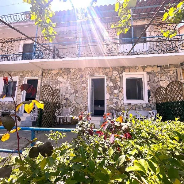 Quiet Blue Guesthouse, hotel v destinaci Vlorë
