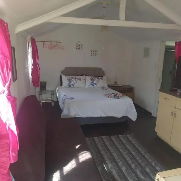 Chalet 5 At Cynthias Country, hotel in Hartbeespoort