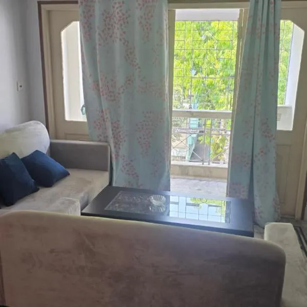 Cozy apartment in jodhpur park, kolkata, hotell i Kolkata