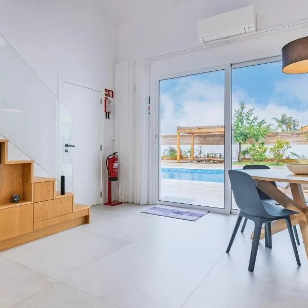 Blue Sky Villa by LovelyStay, hótel í Corroios